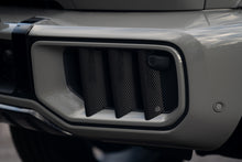 Lade das Bild in den Galerie-Viewer, ROLFHARTGE Set Carbon Shark Gills mit RHR-Feinmetall Emblem für G63 (W465)